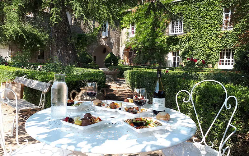 Une table dressée dans le jardin à la française.
