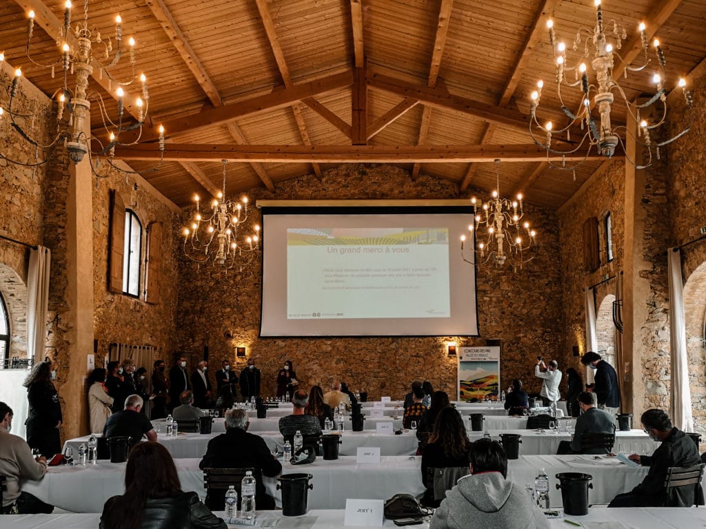 La grande salle de réception louée pour un concours de vins