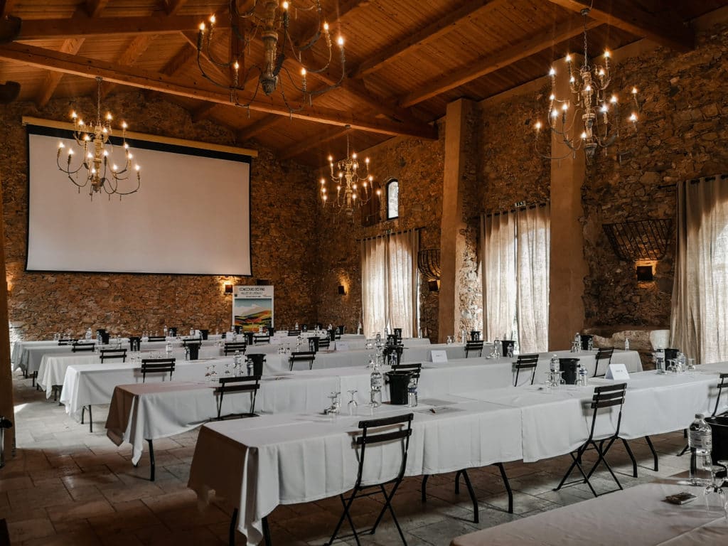 La grande salle de réception louée pour un concours de vin